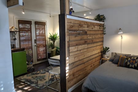 NW Cozy Guest Suite with Private Entrance