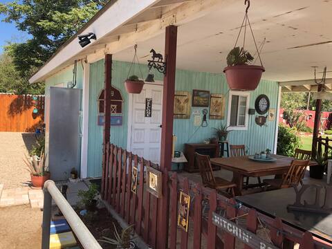 Adorable studio guesthouse on the ranch