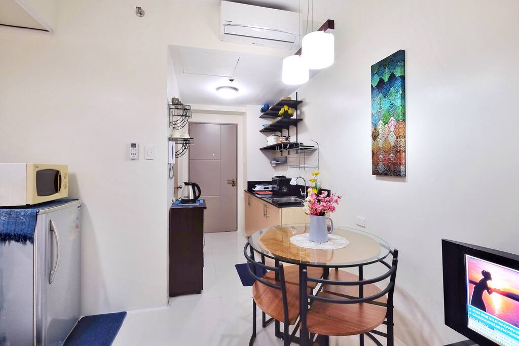 Actual kitchen and dining area.
The 2HP centralized air conditioner can also be seen in the photo. Brrr... it's cold in hurrr!