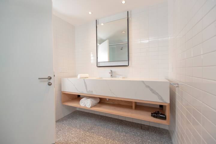 V65 Suite 1 gallery image 4