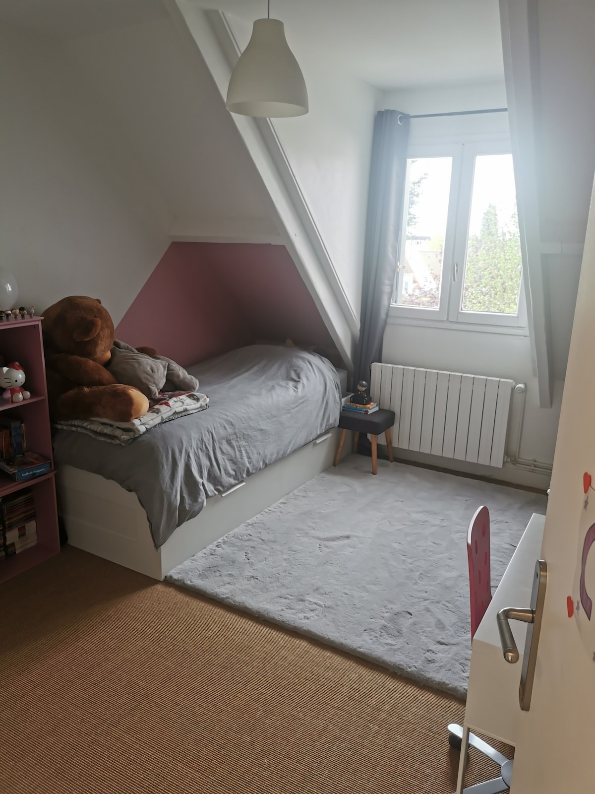 Tunaweza pia kuweka mtu 1 wa kitanda cha 2 upande wa dawati. 