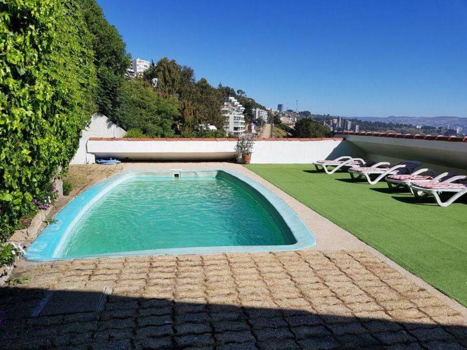 Piscina en el techo del edificio