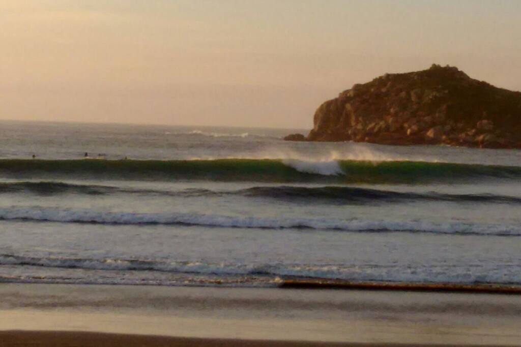 A 50 metros da praia da Vila. Pico constante pro surf.