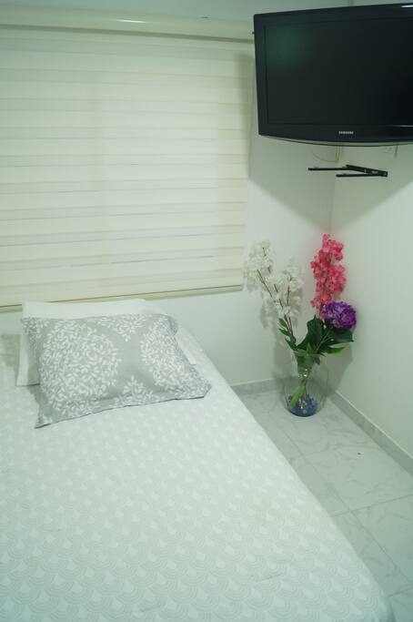Habitación, una cama, tv, aire acondicionado. Bedroom with a bed, tv, air conditioning.