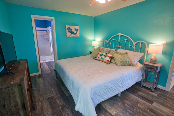 Главна спална соба со брачен кревет (широк 180-220 см)