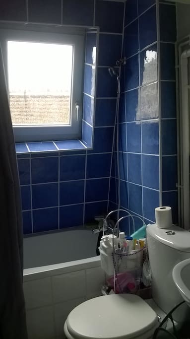 Et… la petite baignoire! Un plus quand on a les jambes en compote d'avoir trop marché...