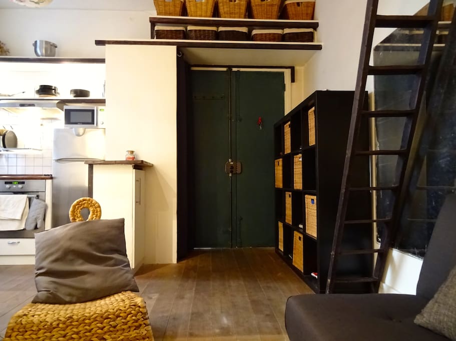 KITCHEN - ENTRANCE