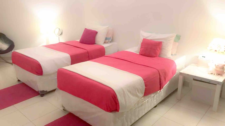 Lady Bed Space in Downtown by the metro