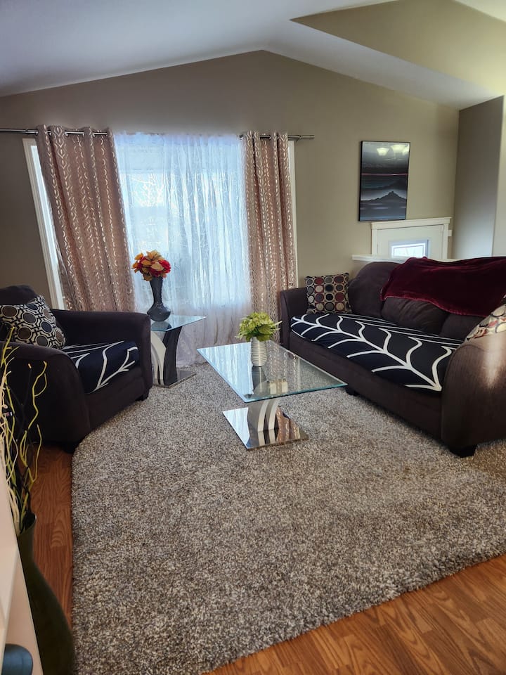 Bright  2bed/2bath Block Away From Eastlink Centre - Grande Prairie