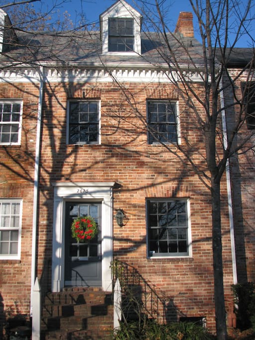 Charming Row house on quiet street in Georgetown