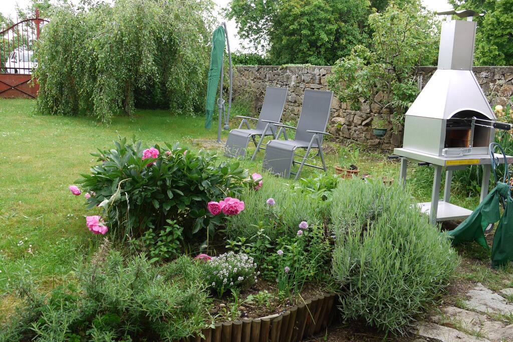 le jardin avec le barbecue