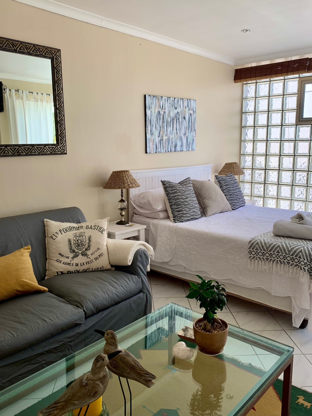 带休息室和电视的主卧