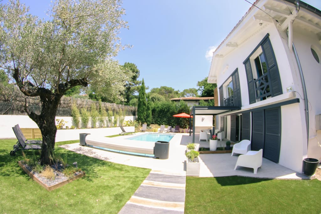Vue d'ensemble de la villa et du jardin
