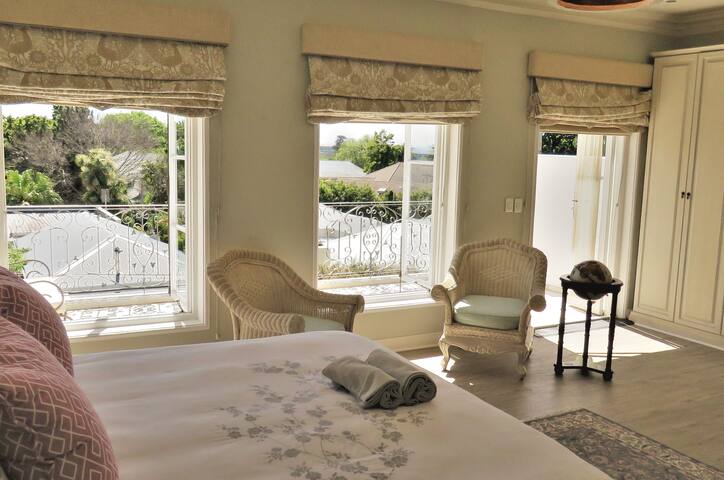 Elegant home in leafy Newlands- wi-fi inverter gallery image 2