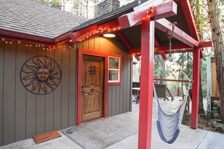 Fresh and cozy mountain retreat with hot tub!