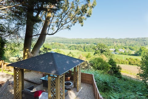Woodland  retreat with jacuzzi, private escape.