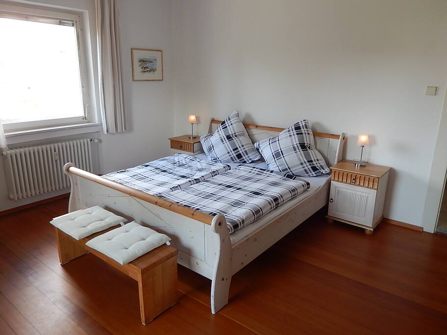 Schlafzimmer mit Doppelbett