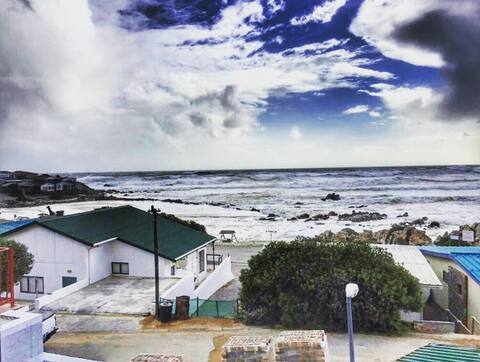 Apt on Beach front: Modern 2BR Solar, 50m to beach