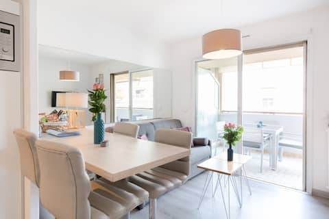 Top performing Airbnb: 6/7min walk Palais-beach-Croisette WiFi-Terrace in Cannes