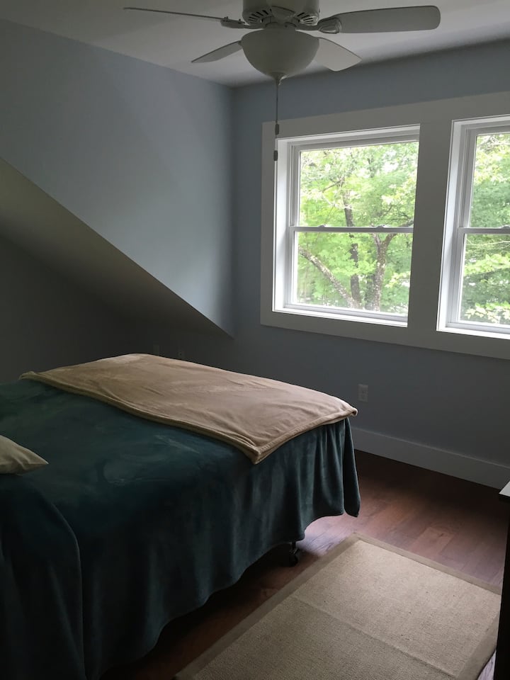 ห้องรับแขกริมทะเลสาบลอฟท์ที่มองเห็นทะเลสาบ