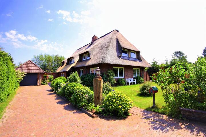 Flieder - Reetdachhaus Petersen