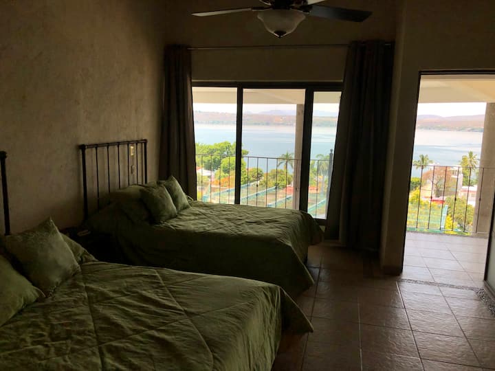 Chumba cha kulala 3 (vitanda 2 vya watu wawili, chumba cha kuvaa na bafu lako mwenyewe)