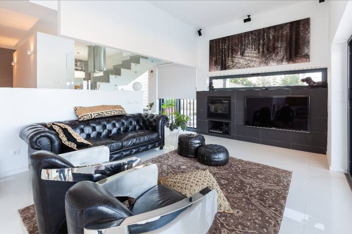 VILLA ON TOP OF MOUNT SAINT-FELIX. gallery image 4