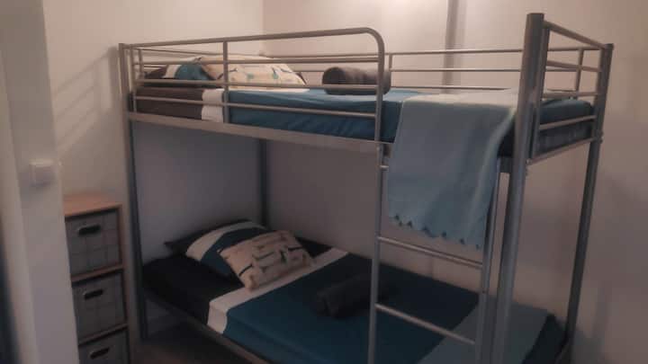 Dormitorio 3 con 4 camas individuales (literas) con vestidor, sábanas y toallas incluidas 