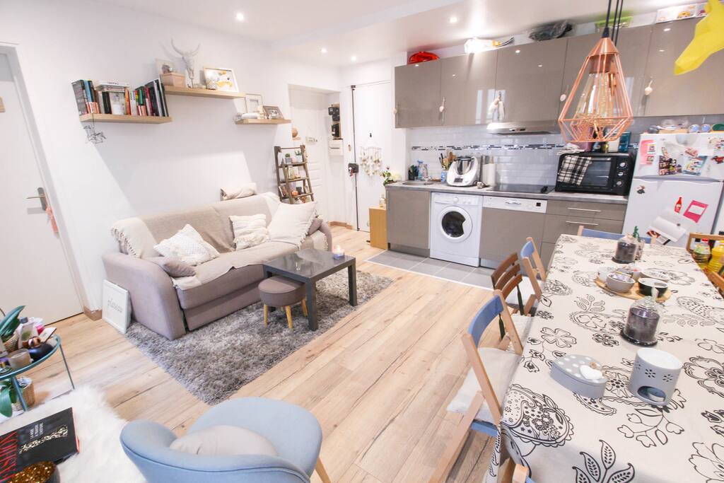 Perfectly fitted apartment with dining table for 4