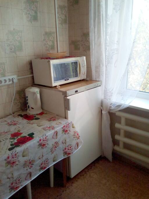 Стол, чайник, холодильник, СВЧ
