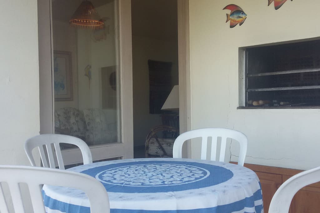 Sacada com churrasqueira e mesa para 04 pessoas com vista para o mar.