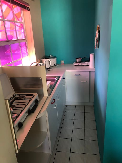 Keuken met alle benodigheden.
Small kitchenette with all requisites.