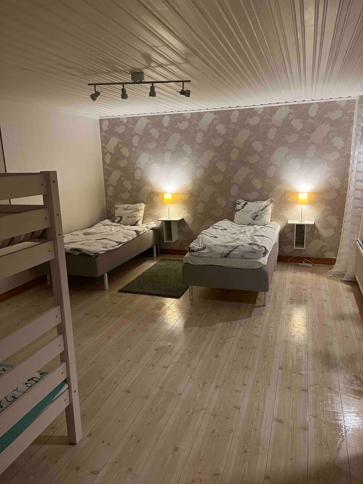 غرفة النوم الطابق السفلي،  سريران 90، سرير بطابقين مع مكانين للنوم