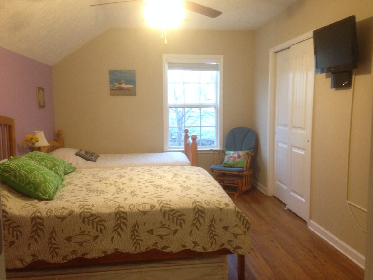 Dhoma e gjumit#3 (kati i dytë, 1 Queen + 1 krevate dopio "Twin +1")