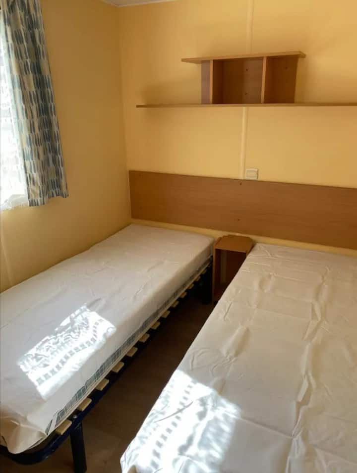 Chambre pour 2 personnes, possibilité de rapprocher les 2 lits en grand lit. 