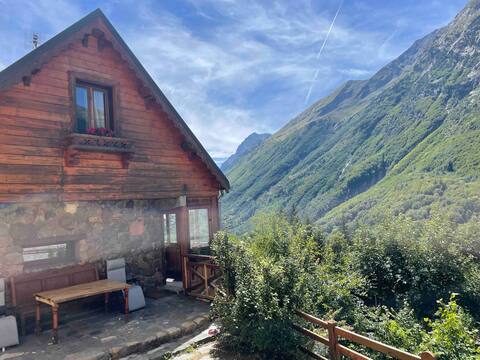 Chalet and terraces at the foot of the Taillefer range