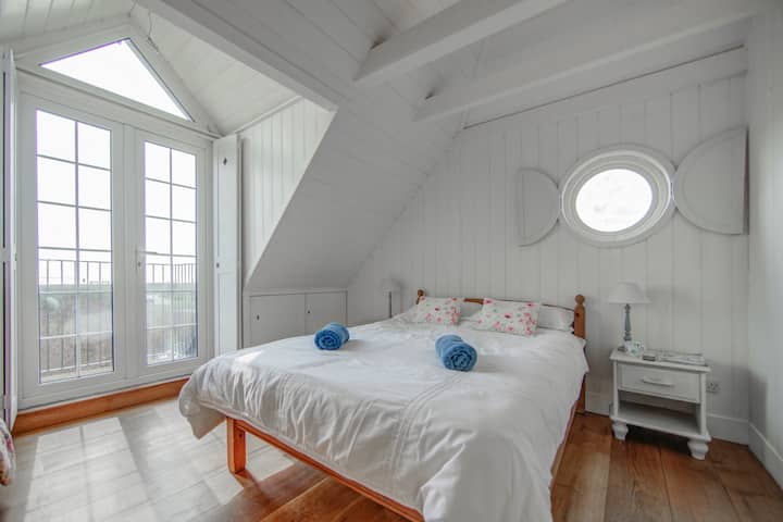 Chumba kikuu cha kulala kilicho na roshani