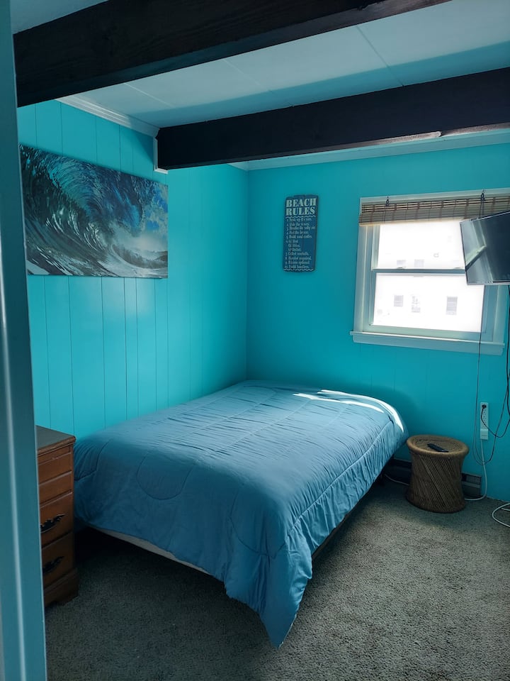 Doppelbett im blau gestrichenen Zimmer mit Meerblick! Beinhaltet Kleiderschrank, Kommode, Fernseher und Bambusjalousien, die für den Rest geschlossen werden können, den du brauchst. 