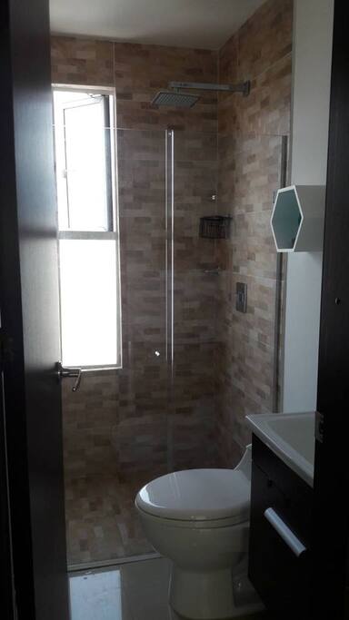 Baño de visitas o auxiliar con ducha
