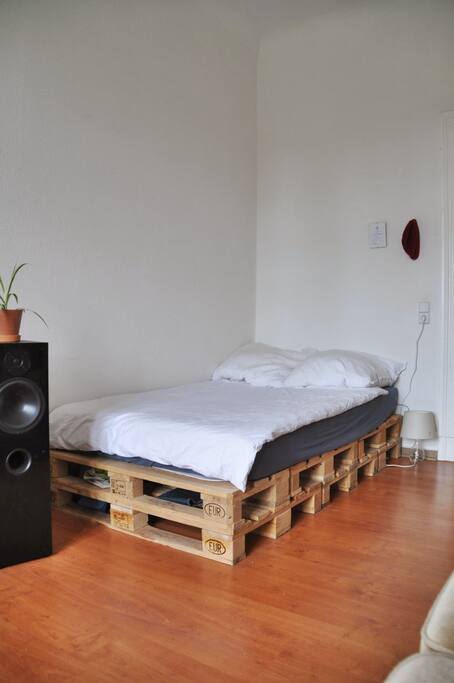 the bed is 120 x 2 m