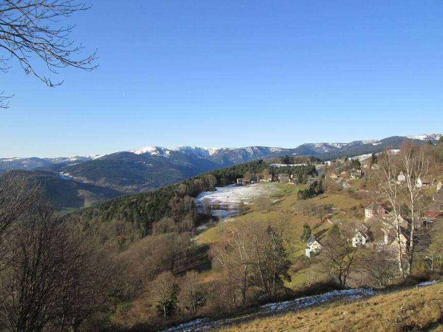 Le gîte dans son environnement avec vue sur la grande crête des Hautes Vosges