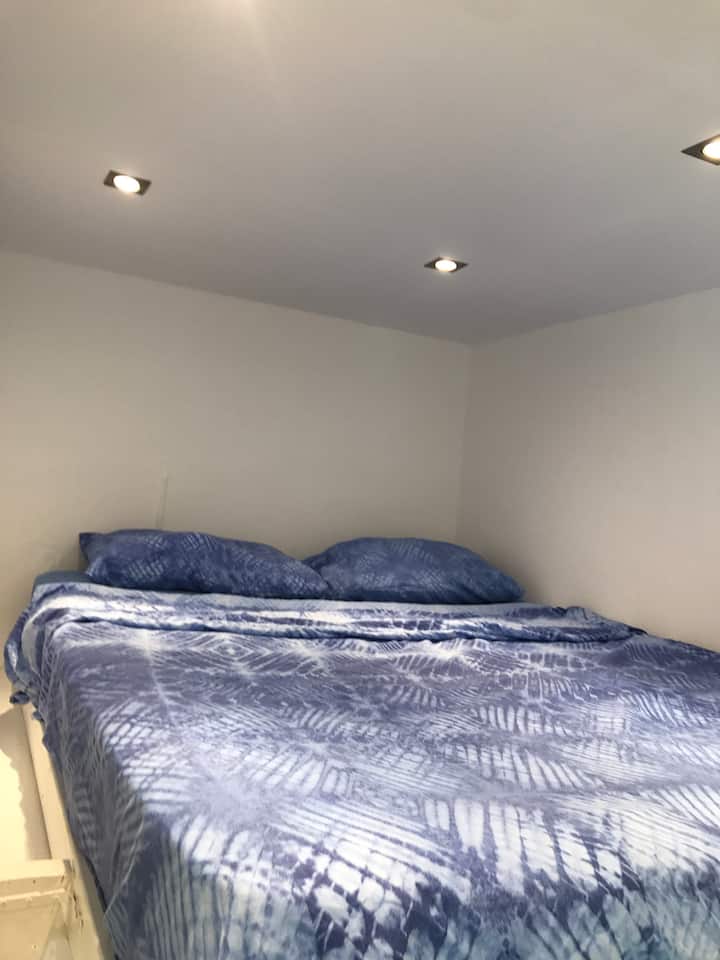 سرير معرض يمكن الوصول إليه عن طريق سلم 