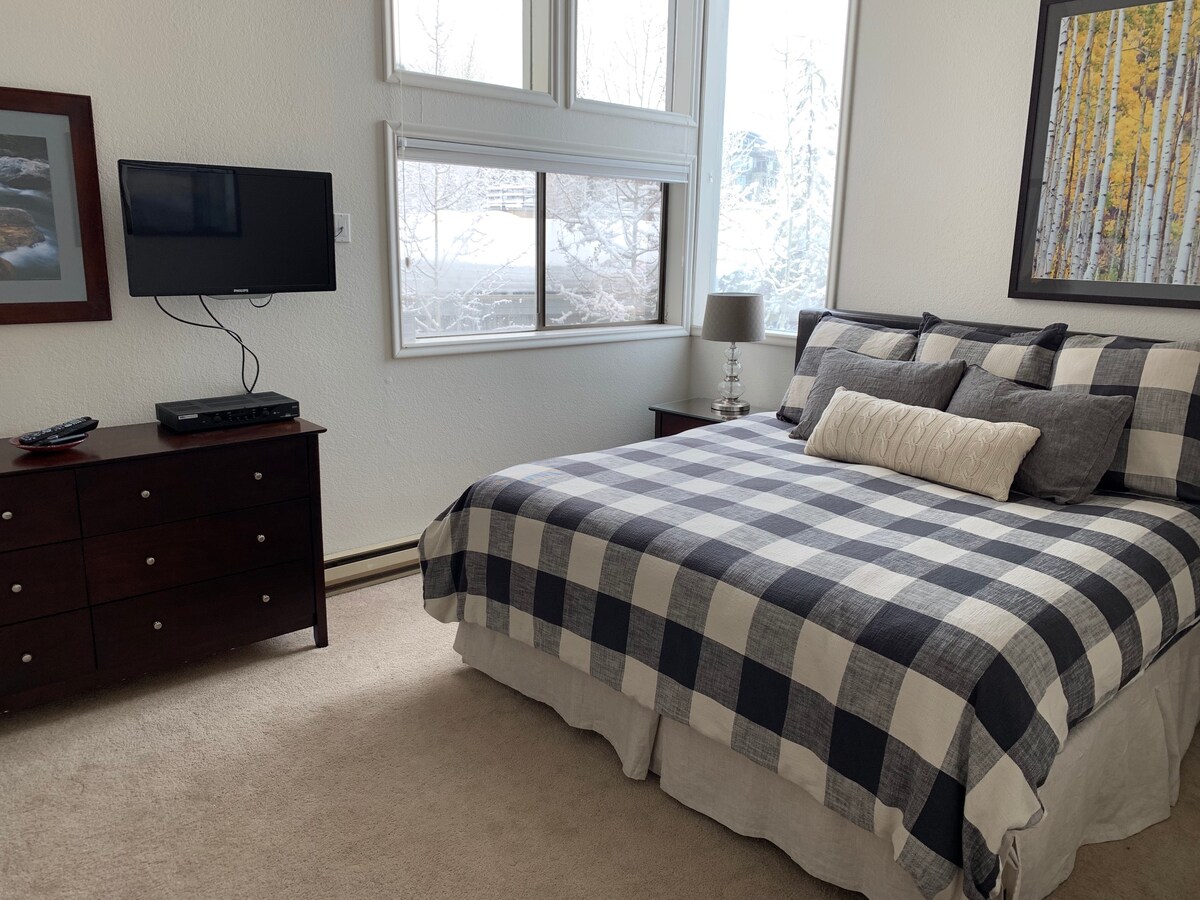 Hoofdslaapkamer met tv.  Uitzicht op de skipistes van Mt. Baldy.