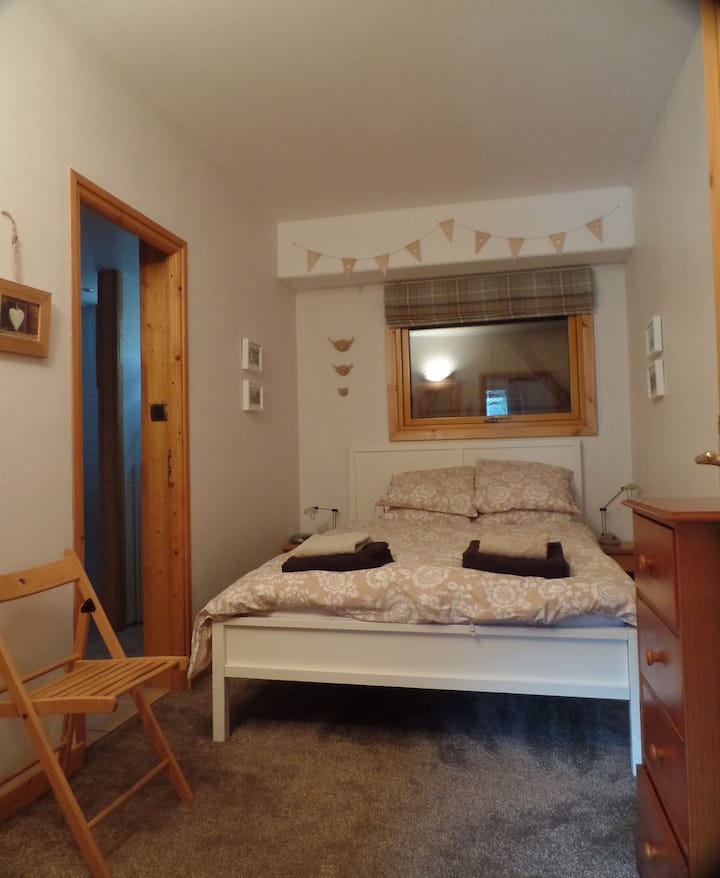 Spálňa s manželskou posteľou na poschodí s vlastnou kúpeľňou