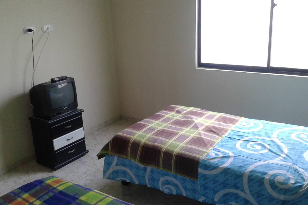 cómodas habitaciones con televisión por cable