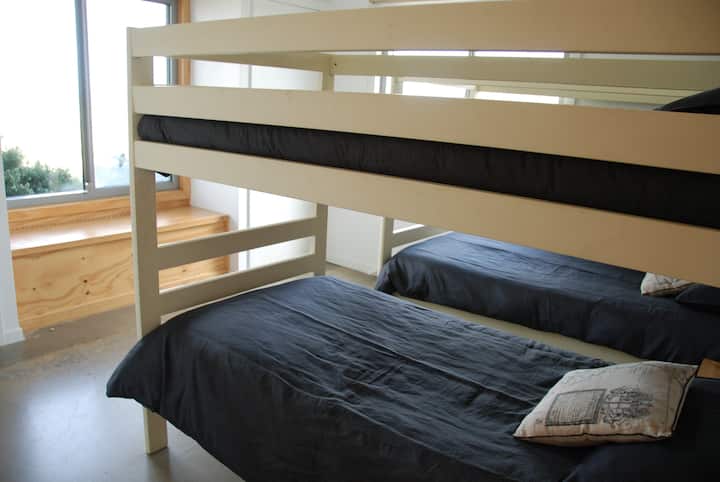 Habitación con cuatro camas y vistas al océano