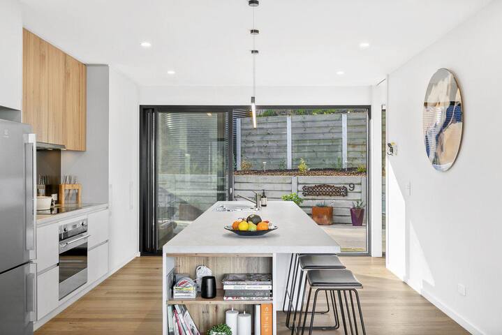 Wye9 – beautiful treetop and beach views gallery image 4