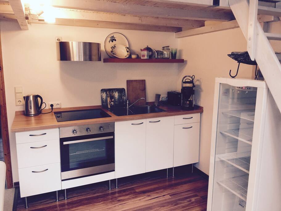 Kitchen // Küche mit Wasserkocher, Kaffeemaschine, Toaster und alles was dazu gehört
