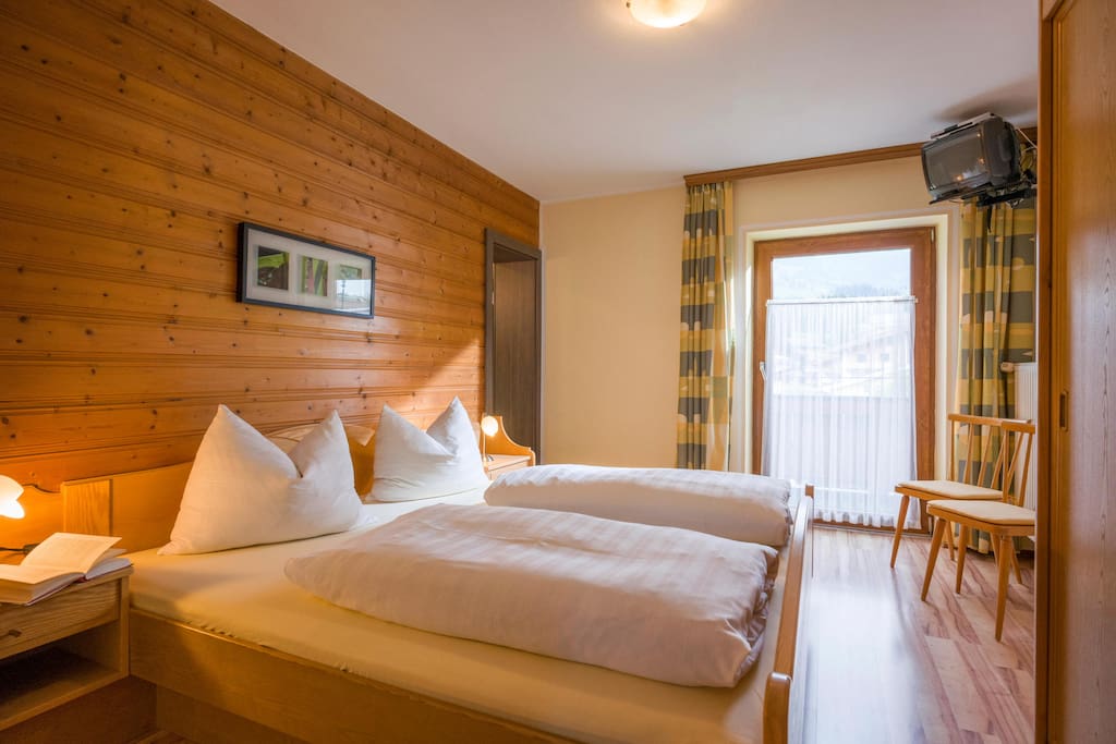 Schlafzimmer mit TV, Balkon