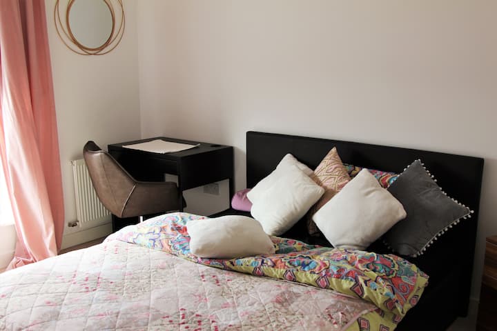 Спалня с двойно легло